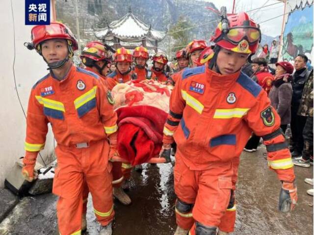 【8点见】云南镇雄山体滑坡灾害属坡顶陡崖区发生崩塌 已致11人遇难