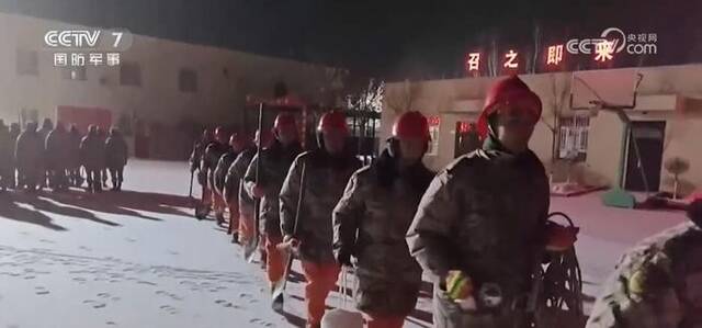 数百名部队官兵星夜驰援新疆灾区一线 全力保障群众生命财产安全