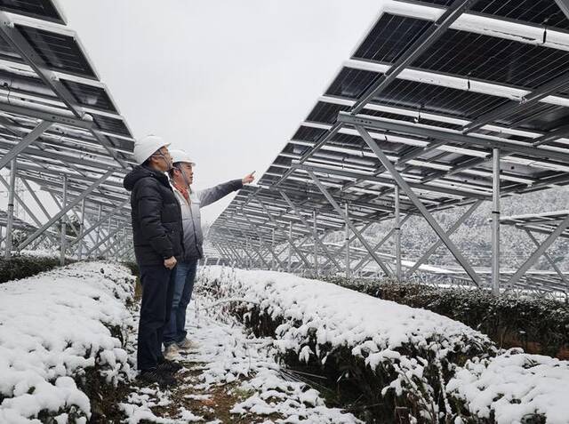 福建泰宁朱口水茜光伏项目建设现场白雪皑皑，一线职工增加巡检频率，认真检查加固光伏板，避免积雪压垮组件或支架。