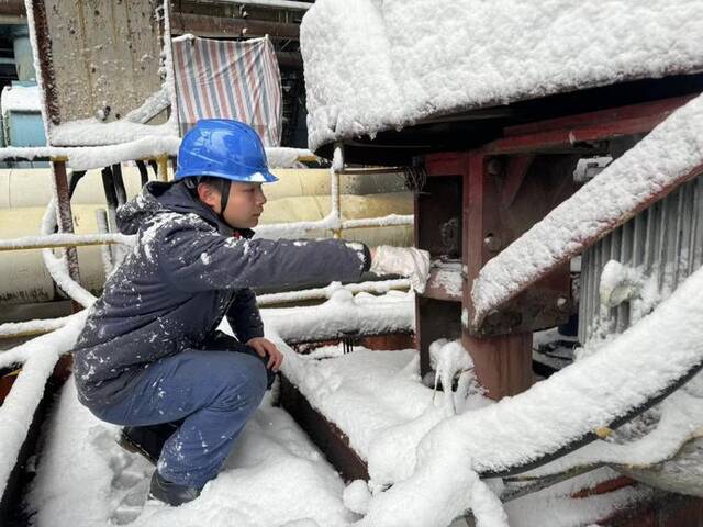 湖南长沙公司检修人员对#2渣仓地坑泵扰动机联轴器检查