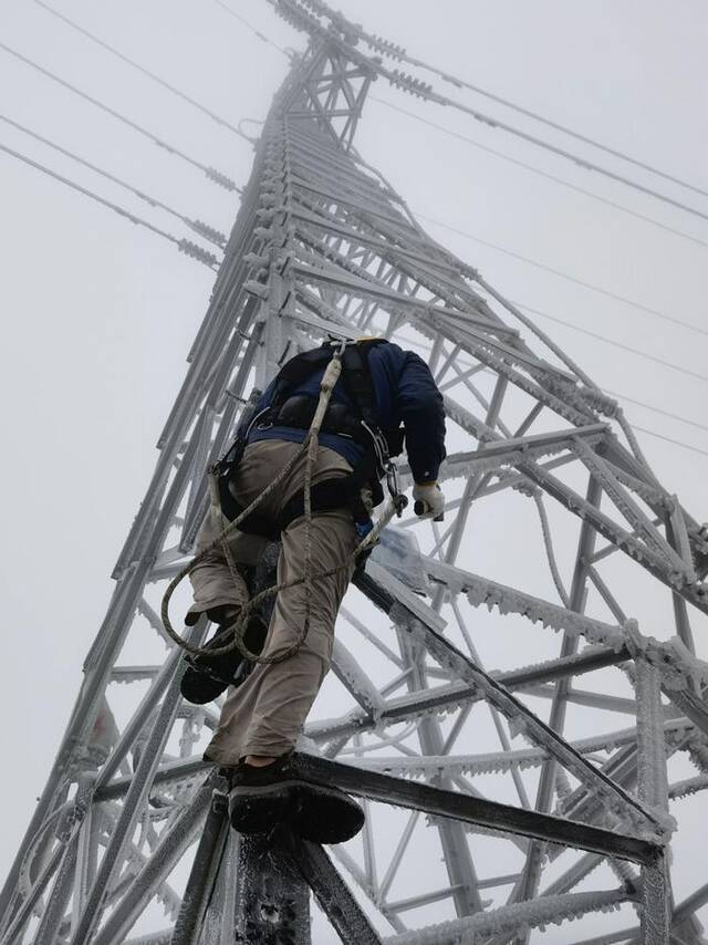 华新云南公司大黑山风电场员工现场作业