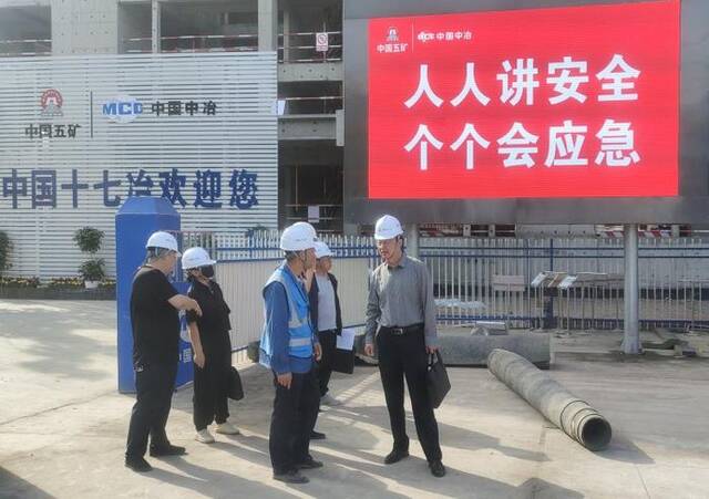 金昌市纪委监委派驻市政府国资委纪检监察组深入市建投公司承担的棚户区改造项目现场开展监督检查。