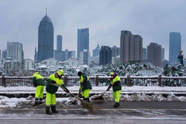 江苏省无锡市的环卫工人在扫雪（图文无关）。视觉中国/图