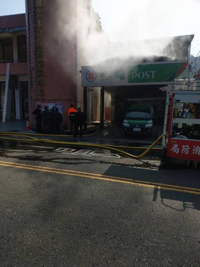 台媒：南投一邮局遭纵火抢劫，经理被砍伤，嫌犯在日月潭落网