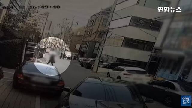 嫌疑人出现在监控中，韩联社视频截图（下同）