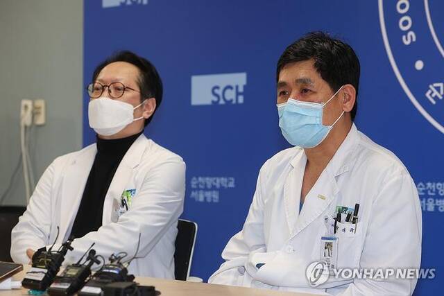 1月25日，在顺天乡大学医院，医护人员介绍裴贤镇的治疗情况。（图源：韩联社）