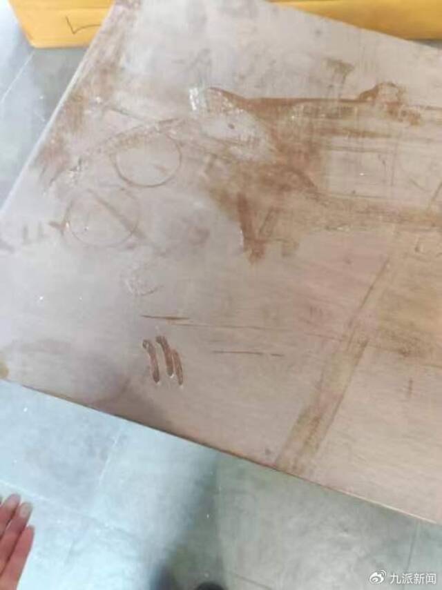 陈霞在清理顾客家积灰的木板。图/受访者提供