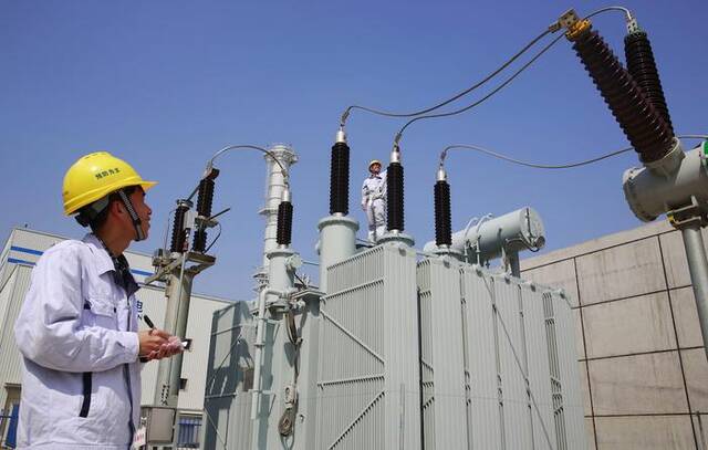2014年03月10日，江西省九江市，，工作人员在华电九江分布式能源站例行巡查变电站运行情况。图片来源：人民视觉
