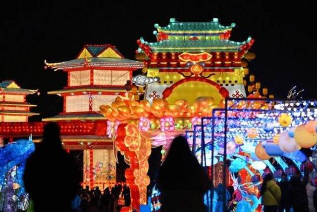 1月18日，天津市西青区杨柳青国潮灯展亮灯仪式在杨柳青镇举行。新华社记者李然摄