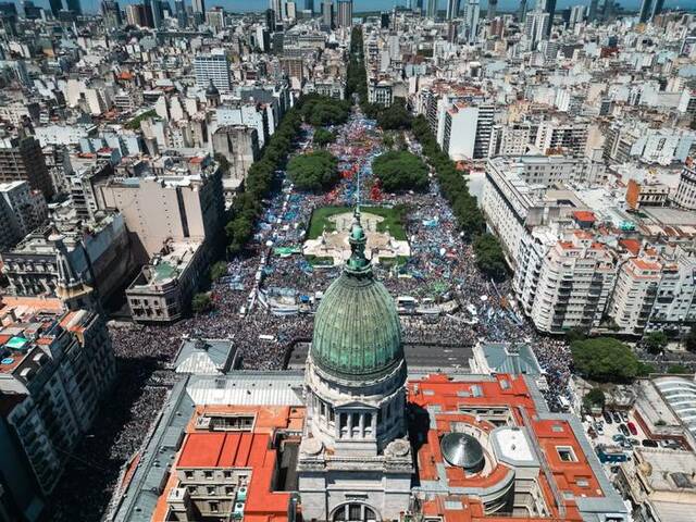 ▲阿根廷首都布宜诺斯艾利斯，人们聚集抗议