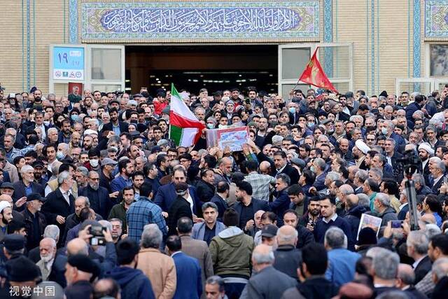 当地时间2024年1月5日，伊朗德黑兰，伊朗民众出席克尔曼爆炸遇难者葬礼。（图源：视觉中国）