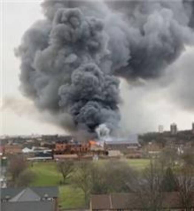 英国利物浦市中心一座4层建筑发生火灾 出现倒塌迹象