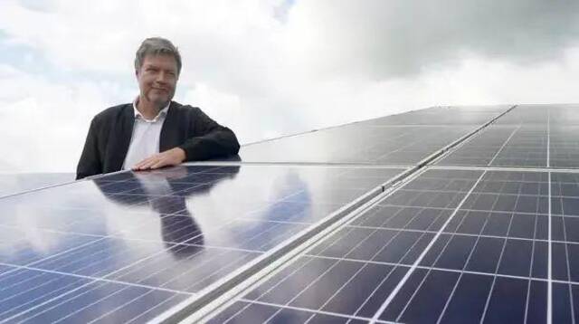 德国经济部长哈贝克去年考察本国太阳能制造商，图自德媒RND