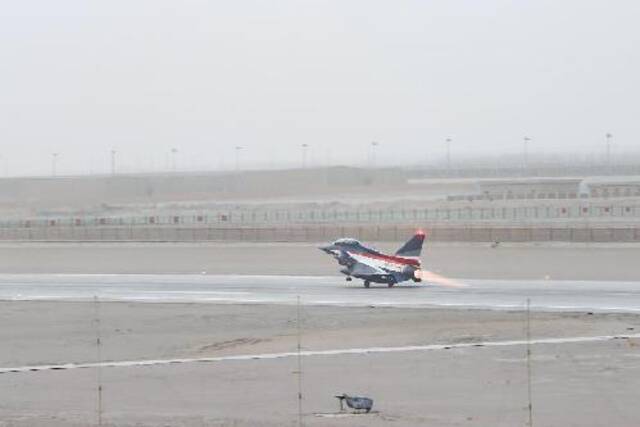 2024年1月29日，空军八一飞行表演队从西部某机场起飞。龙浪摄