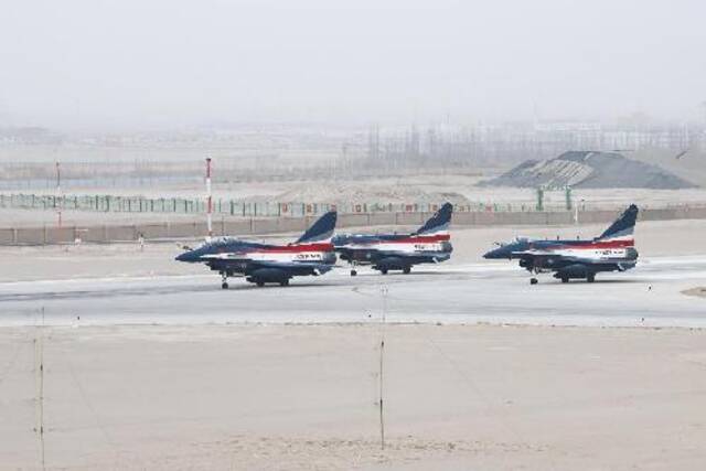 2024年1月29日，空军八一飞行表演队从西部某机场起飞。龙浪摄