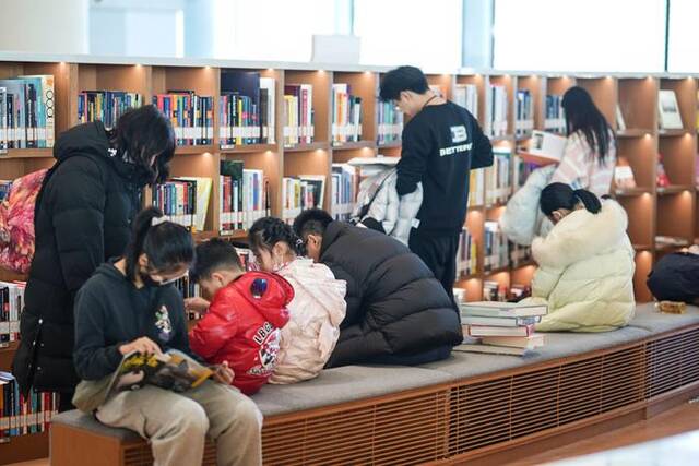 1月14日，市民在北京城市图书馆里阅读。新华社记者彭子洋摄