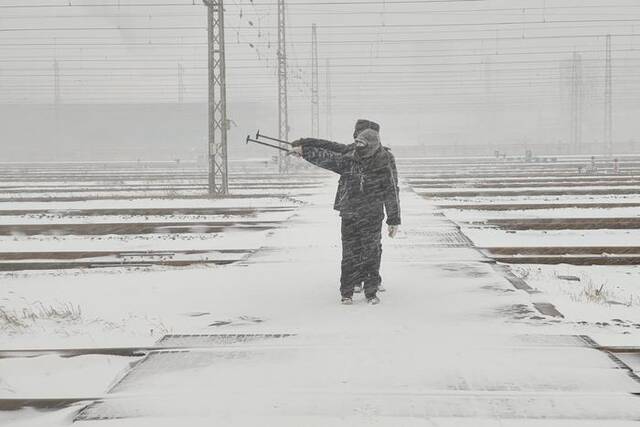 【聚焦民生 保暖保供】风雪中 与长龙共舞