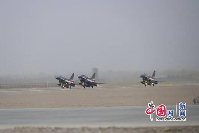 中国人民解放军空军八一飞行表演队7架歼﹣10表演机从西北某机场起飞。董洪源摄中国网发