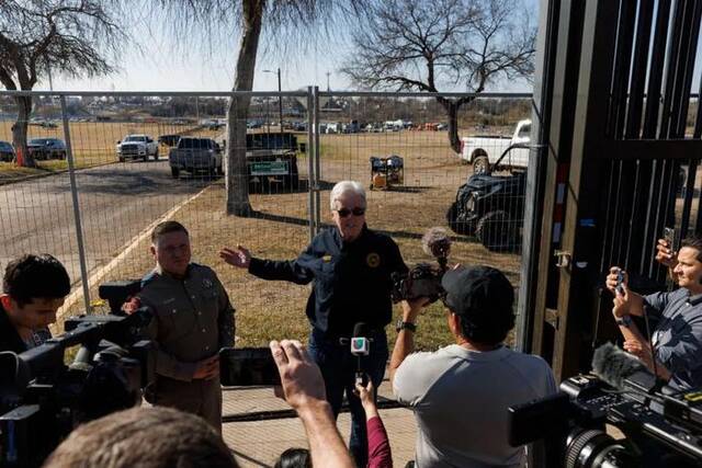 当地时间1月26日，美国得克萨斯州副州长丹·帕特里克访问边境地区。图源：视觉中国