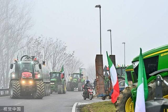 当地时间1月30日，意大利农民在梅利格纳诺高速公路入口附近举行抗议活动图自视觉中国