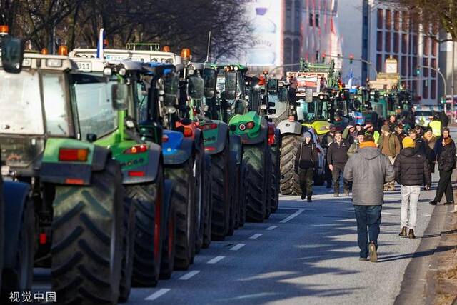 当地时间1月29日，德国汉堡，抗议者驾驶拖拉机堵塞交通图自视觉中国