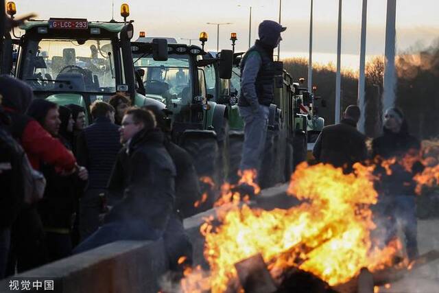 当地时间1月28日，比利时农民在那慕尔省E42高速公路举行抗议活动图自视觉中国