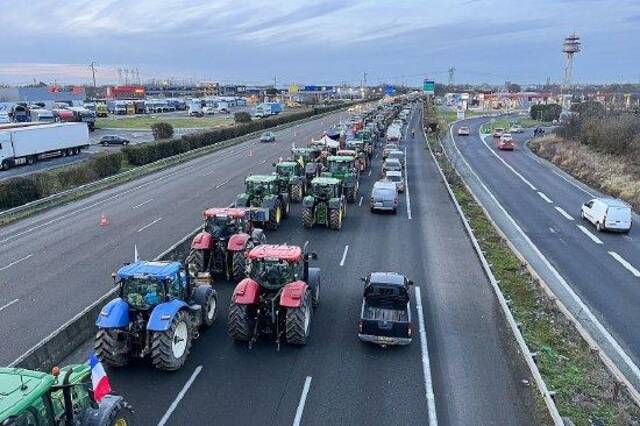 当地时间2024年1月29日，法国法兰西岛大区，法国农民在通往巴黎的A6高速公路上堵塞交通。（视觉中国）