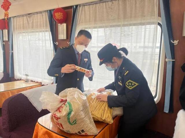 雨雪交织春运承压，多地防范长距离拥堵、列车大面积晚点问题