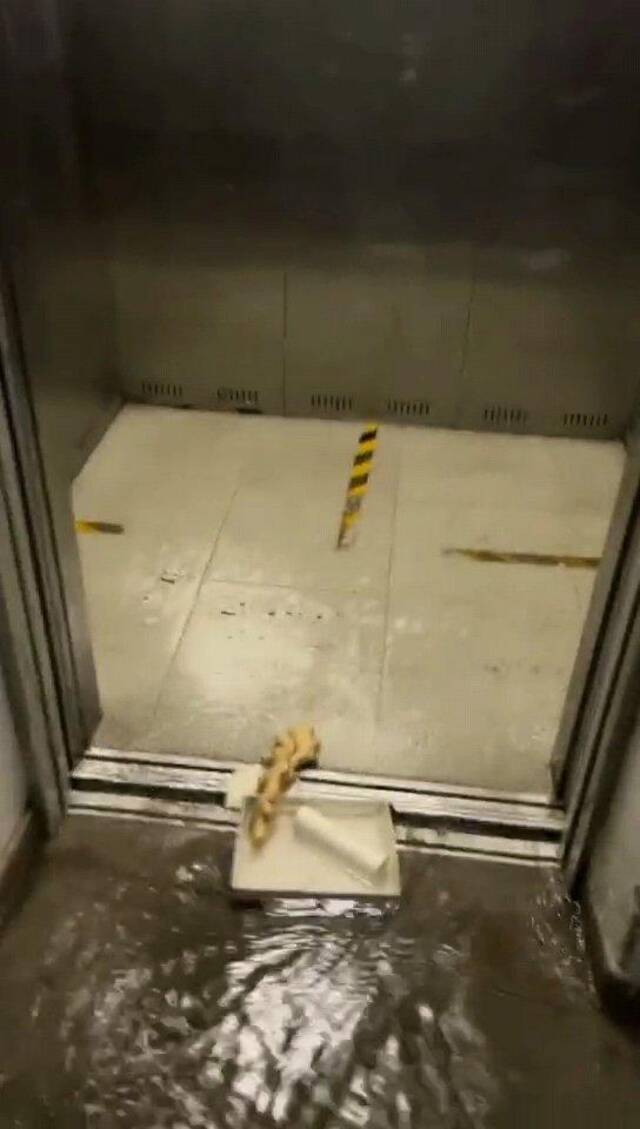 电梯因积水暂时停运