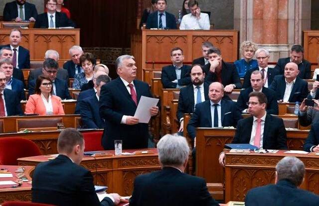 欧尔班在匈牙利议会上就乌克兰申请加入欧盟一事发表讲话/《金融时报》