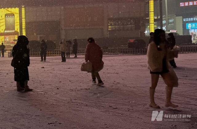 1月31日晚间，二七广场上的积雪图片来源：每经记者王佳飞摄