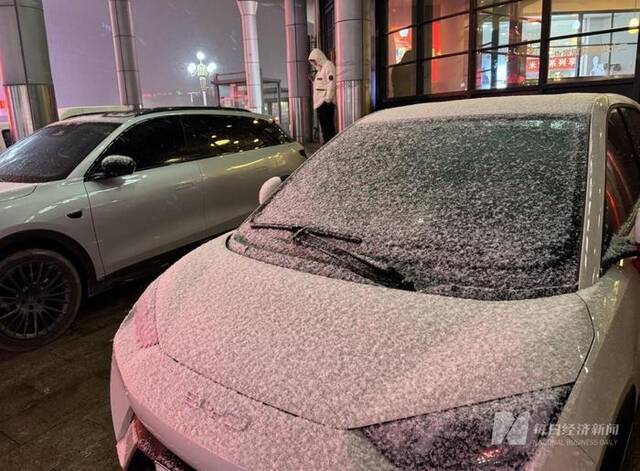 雪中的车辆图片来源：每经记者王佳飞摄