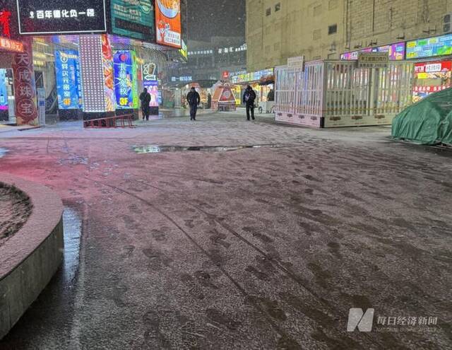 商业街上的积雪图片来源：每经记者王佳飞摄