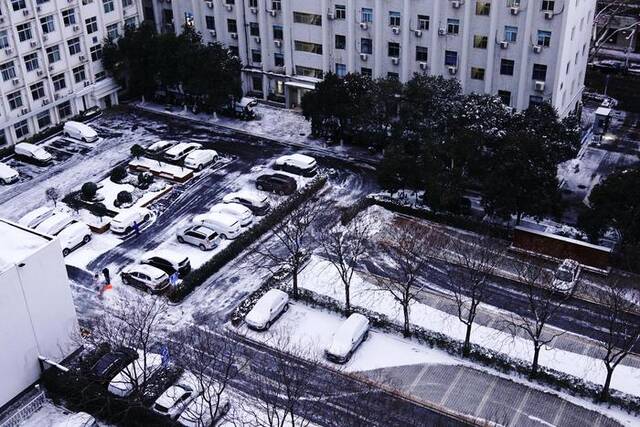 ▲2月1日，郑州城区一片银装素裹 据视觉中国