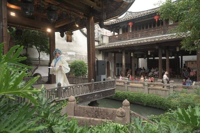 2023年10月2日，人们在福州三坊七巷水榭戏台观看闽剧演出。新华社记者林善传摄