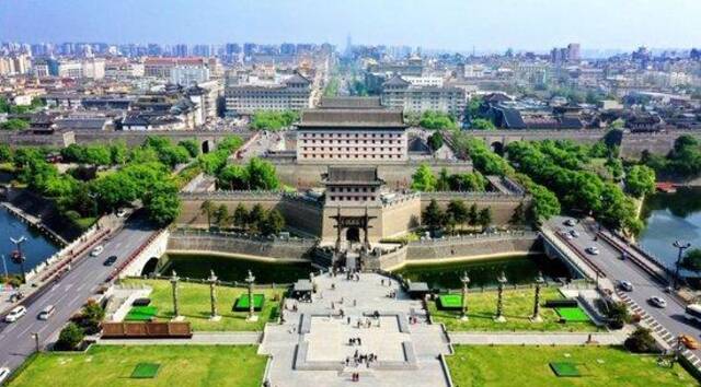 西安城墙永宁门（2023年4月25日摄，无人机照片）。新华社记者刘潇摄