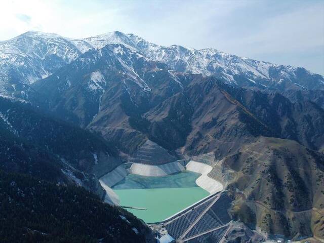 新疆阜康抽蓄电站上水库