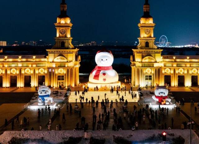 哈尔滨音乐公园广场的网红大雪人。图/视觉中国
