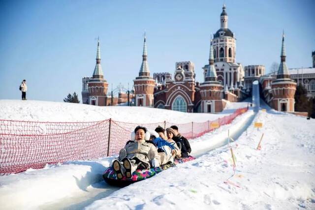 1月7日，游客在伏尔加庄园游玩。图/新华