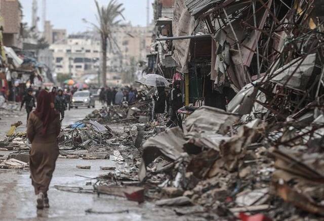 遇袭后的加沙城街道已沦为一片废墟
