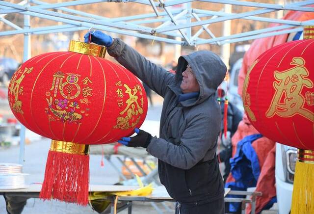 2024年1月27日，在北京市平谷区金海湖镇靠山集大集，商户在布置摊位。新华社记者任超摄