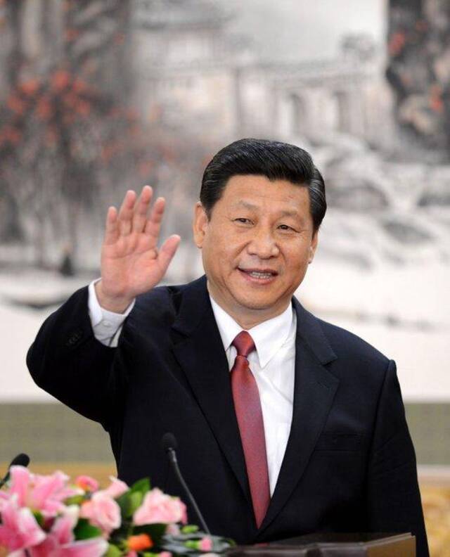 2012年11月15日，刚刚在中共十八届一中全会上当选中共中央总书记的习近平在北京人民大会堂同采访十八大的中外记者亲切见面。新华社记者谢环驰摄