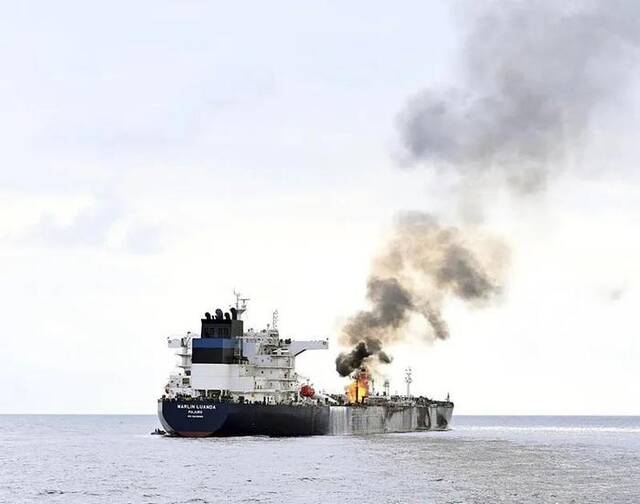 当地时间1月27日，“马林·罗安达”号油轮在红海遇袭后起火。图源：视觉中国