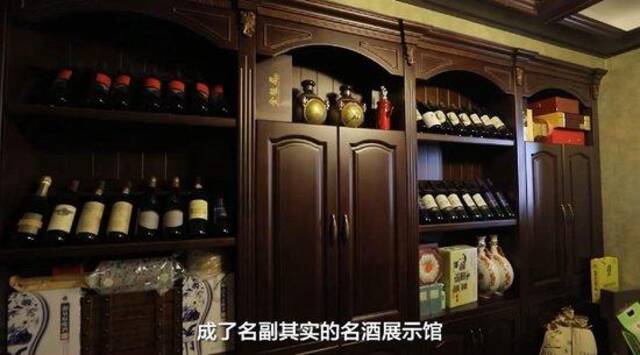 落马厅官家中成“名酒展示馆”，搜出的高档酒足足装了3辆货车