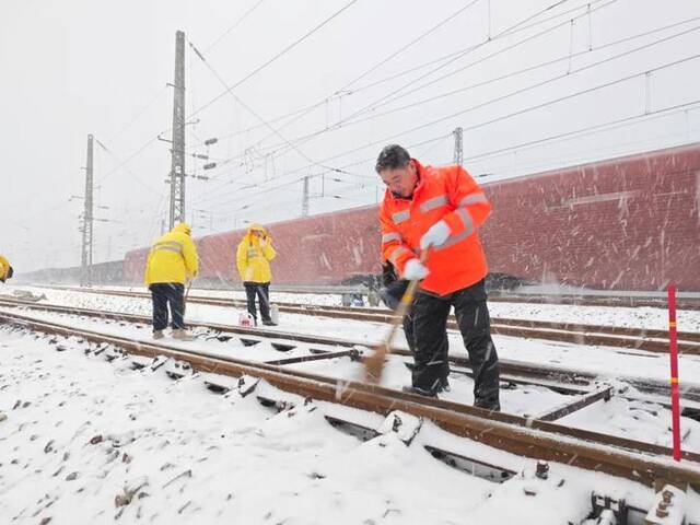 上海铁路局：受低温雨雪冰冻天气影响 部分列车停运