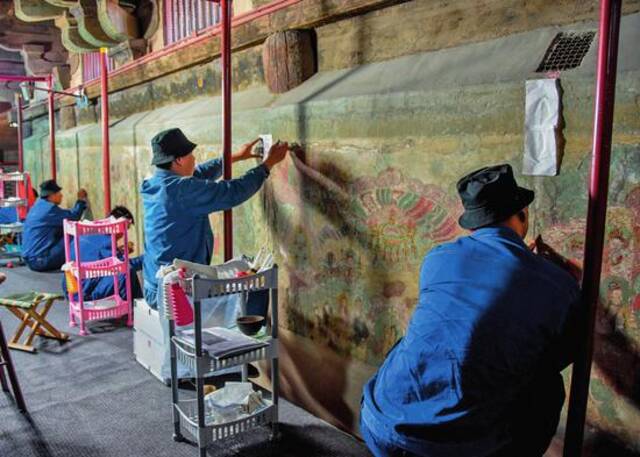 在正定隆兴寺摩尼殿内，专家在修缮壁画（资料照片）陈其保摄