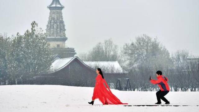 游客在正定古城雪景中拍照（2023年12月13日摄）张晓峰摄