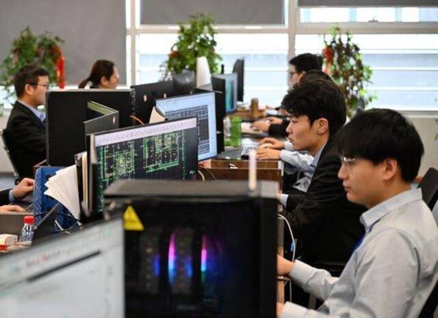 1月31日，在雄安新区中关村科技园，一家入驻企业的员工在办公室工作。新华社记者牟宇摄