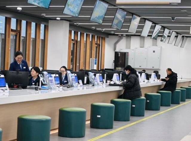 群众在雄安新区政务服务中心办理业务。2023年11月30日新华社记者牟宇摄