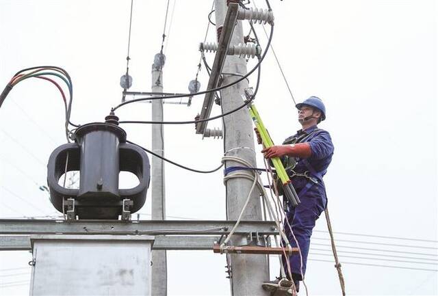 近日，国网四川省电力公司广安供电公司员工在检查电力设施，确保春节用电安全。图片来源：视觉中国
